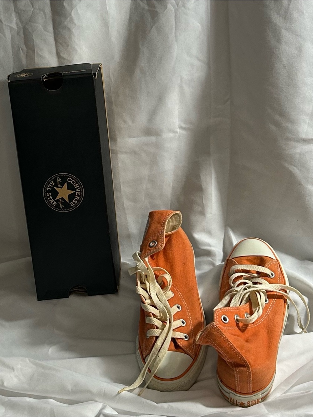 Sz 7 Women Converse (Chuck Taylor) High-Tops Sneakers with Cream Laces
